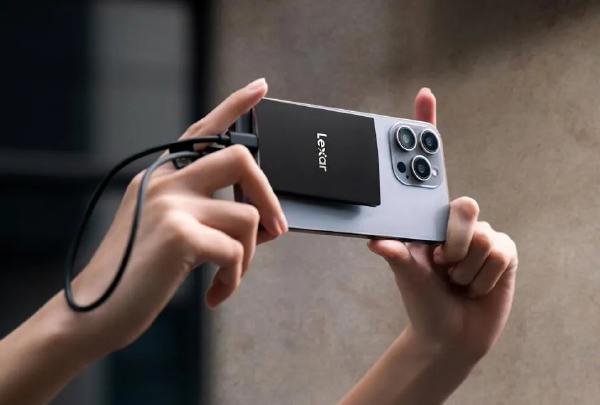 Lexar SL500 Portable SSD 1TB, with magnetic assembly for attaching to smartphones or camera with MagSafe. 5 year Wty, Black